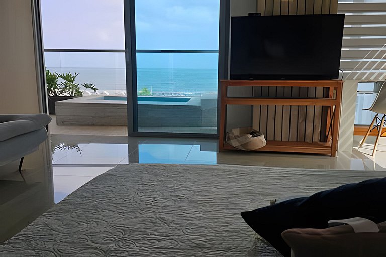Private Jacuzzi, Beatiful Sea View, Beach Access